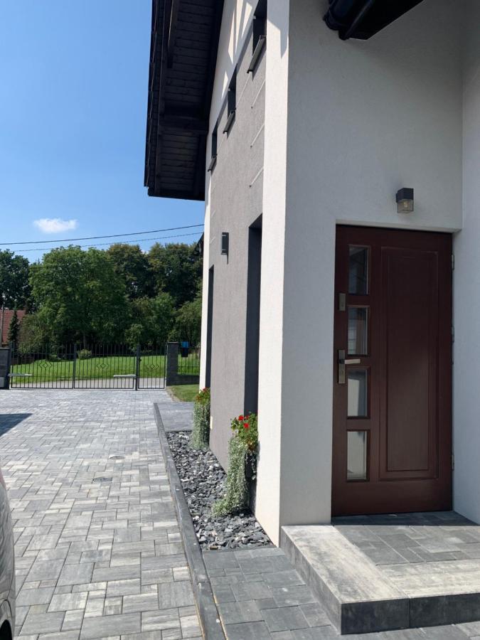 Cozy 2-Bedroom Vacation Apartment With Entire Top Floor Gaj  Экстерьер фото