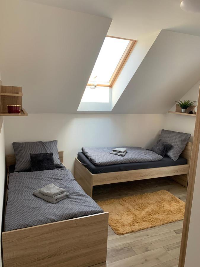 Cozy 2-Bedroom Vacation Apartment With Entire Top Floor Gaj  Экстерьер фото