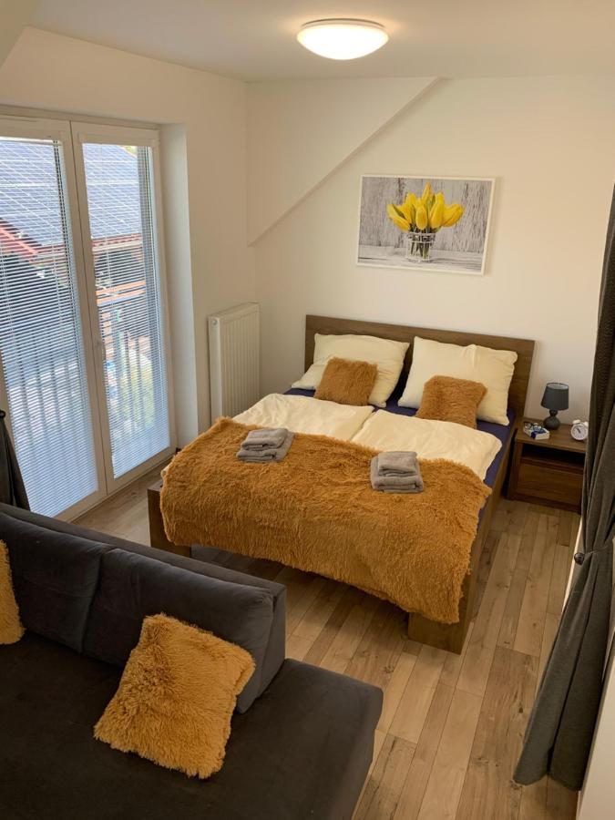 Cozy 2-Bedroom Vacation Apartment With Entire Top Floor Gaj  Экстерьер фото